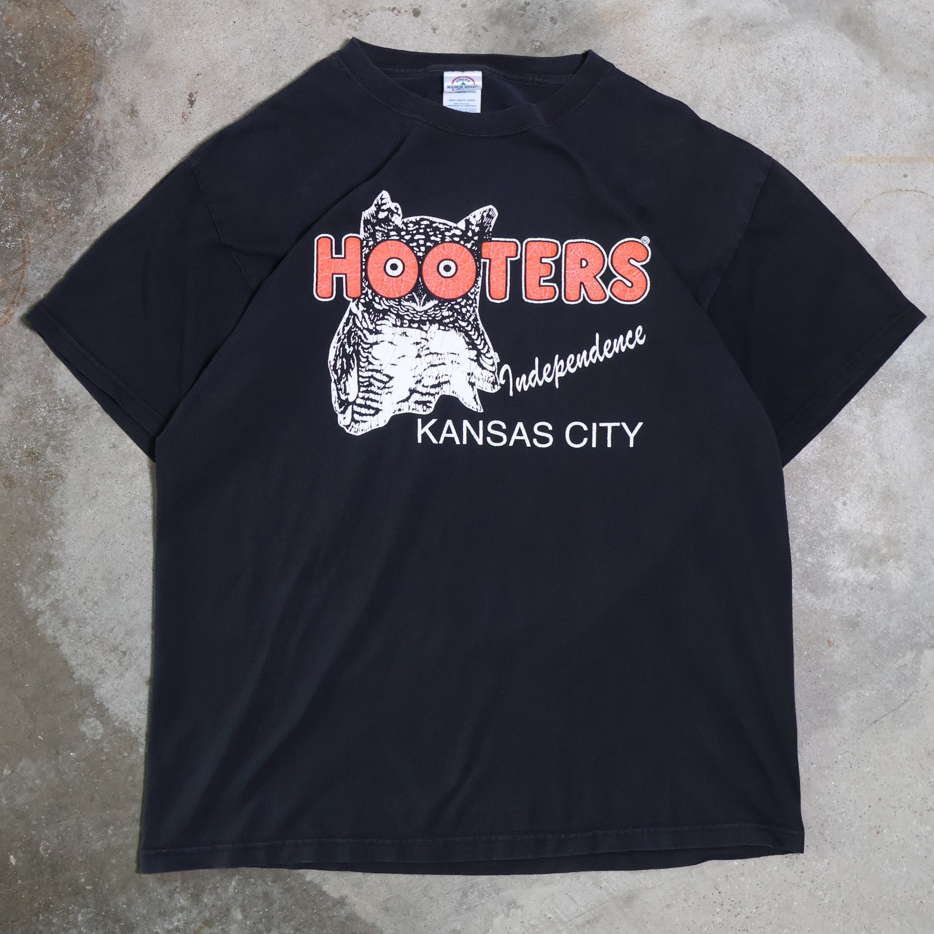 Hooters Kansas City T-Shirt 00s (Large)