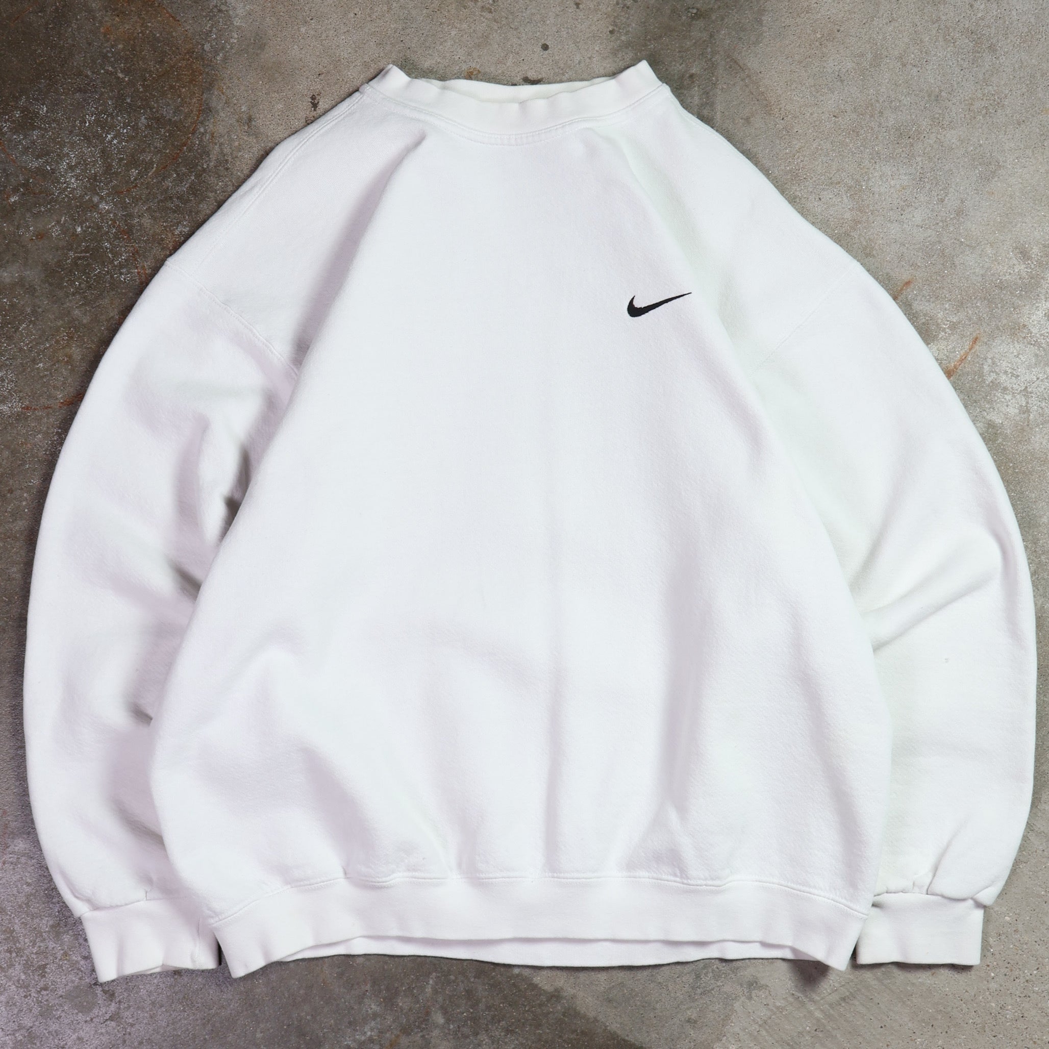 White Nike Essential Sweatshirt 90s (Medium)